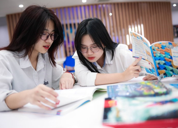 Điểm chuẩn đại học 2025: Ngành “hot” giữ mức cao, hứa hẹn việc làm hấp dẫn