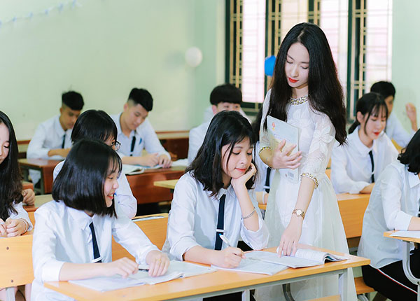 Xưng hô Thầy/cô – con: nên hay không nên sử dụng trong trường học?