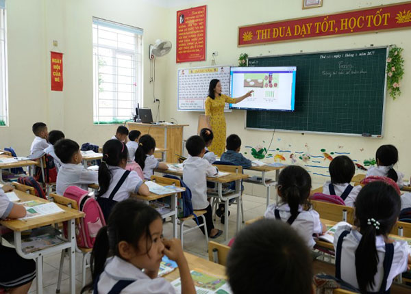 Xưng hô Thầy/cô – con: nên hay không nên sử dụng trong trường học?