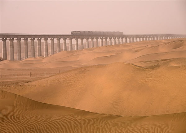 Đường sắt quanh sa mạc đầu tiên thế giới đã được hoàn thành tại Trung Quốc