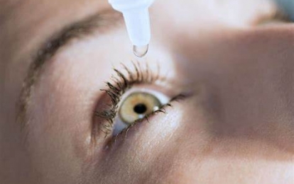 Dược sĩ tư vấn cánh sử dụng thuốc nhỏ mắt nhân tạo đúng cách