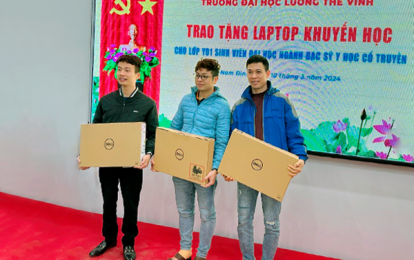 Trao tặng Laptop cho sinh viên Đại học ngành Bác sĩ Y học cổ truyền