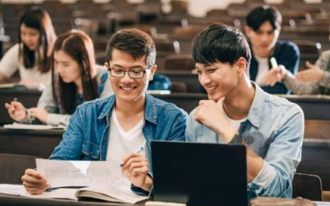 Dự đoán điểm chuẩn ngành Kinh tế 2025: Thí sinh nên chuẩn bị gì?