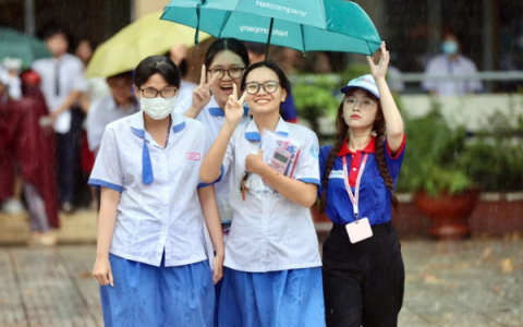 Mưa điểm 10 kỳ thi tốt nghiệp THPT 2025, nhưng điểm chuẩn giảm sâu?