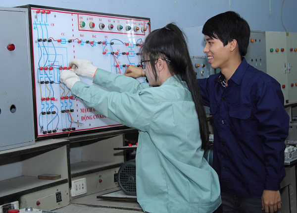 Sinh viên thực hành các thao tác nghề nghiệp tại phòng thực nghiệm