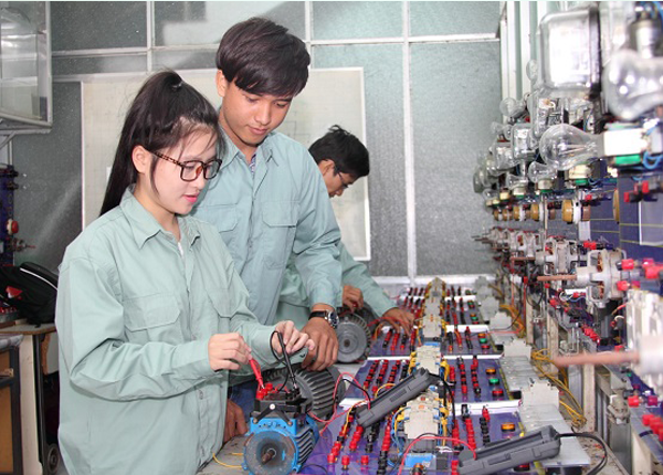 Sinh viên ngành Công nghệ kỹ thuật điện - điện tử (ảnh minh họa)