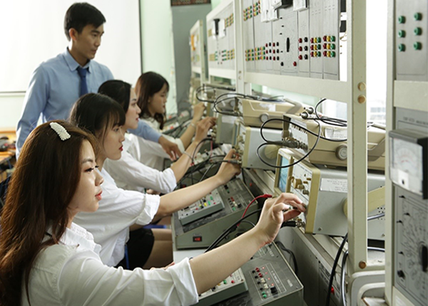 Sinh viên ngành công nghệ kỹ thuật điện điện tử thực hành tại phòng thực nghiệm