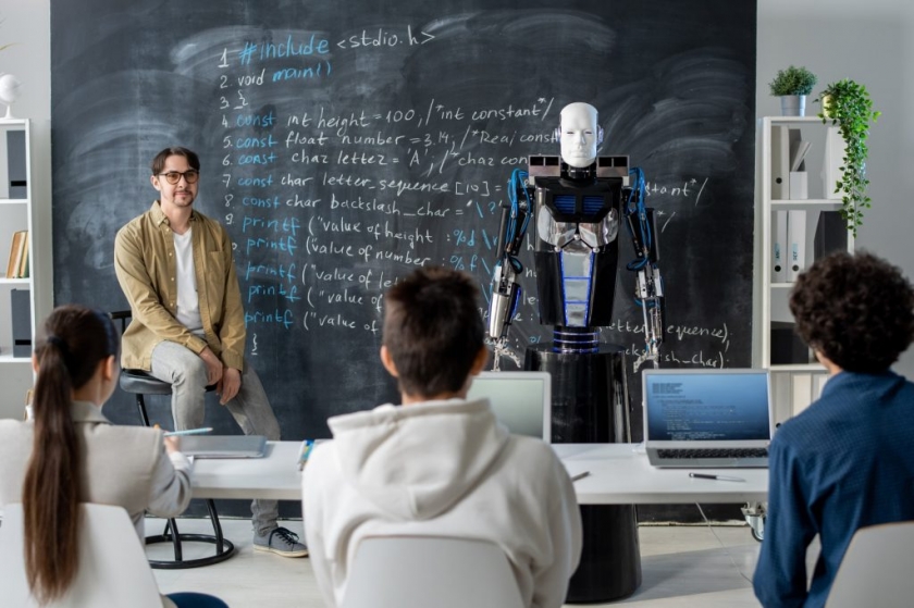 group-of-teenage-students-describing-technical-characteristics-of-robot-1024x682