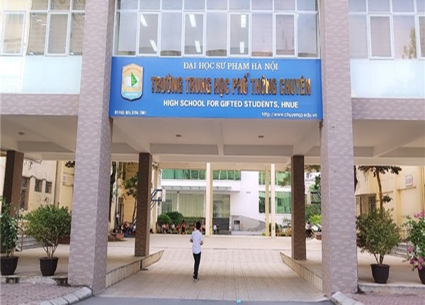 THPT chuyên Đại học Sư phạm Hà Nội công bố điểm chuẩn vào lớp 10.